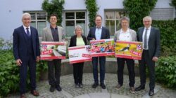 Sparkasse unterstützt Projekte im Landkreis – Über 1.400 Euro darf sich die Staatliche Berufsfachschule für Kinderpflege in Landau a.d.Isar freuen