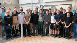 Start Berufsgrundschuljahr Holztechnik: Innungsobermeister Hans Wirth besucht die Außenstelle der Hans-Glas-Schule